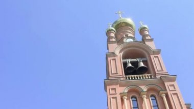 Yakın çekim yatay pan bir Ortodoks kilise çan kulesi. Kilisenin çan vardır.