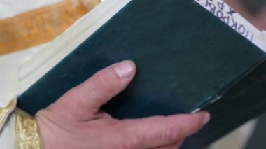 Adam ve kadın kendilerini Childs'ın vaftiz töreni sırasında geçiş