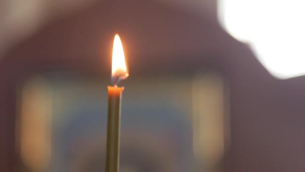 La vela arde en la iglesia — Vídeos de Stock