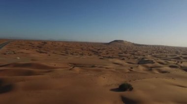 Akşam çölde quadrocopter video