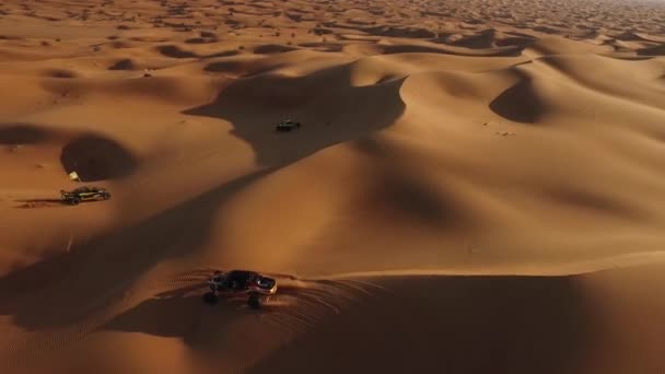 Buggys fahren durch die Wüste. Drohnenvideo — Stockvideo