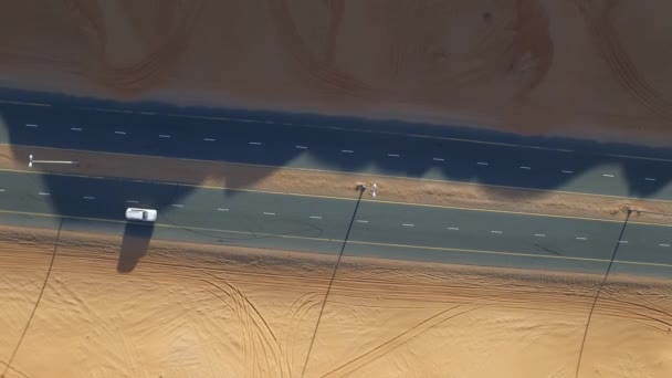 Desert highway with some vehicles. Top view tatic shot — Stock Video