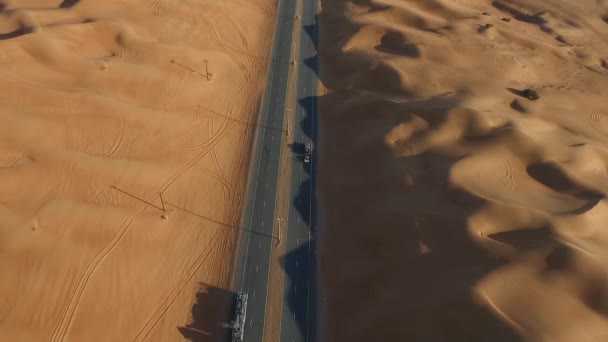 아랍 에미리트 연방에서 사막 고속도로의 긴 총 — 비디오
