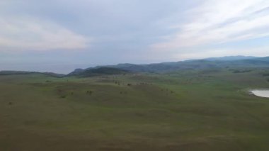 İki küçük göl ve çimenli güzel bir dağ manzarasının yatay tabakası.