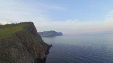 Baykal Gölü uçurumlarda dron video. Su üzerinde quadcopter uçar.