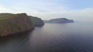 Baykal Gölü, uçurumlar, dik bankalar. Gökyüzünden filme güzel yayla manzaraları.