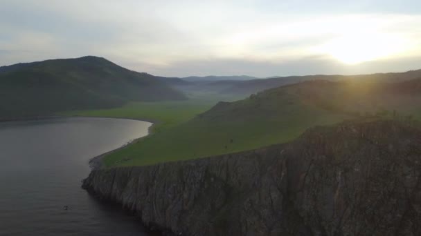 Dron Wstaje Filmowanie Brzegu Jeziora Bajkał Ekscytujące Skały Góry Pokryte — Wideo stockowe