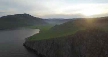 Baykal göl kıyısı ve şaşırtıcı Güneş ufukta