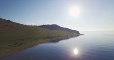 Drone taşlı shore o Baykal Gölü uçar.