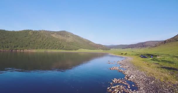 La spiaggia rocciosa di Baikal — Video Stock