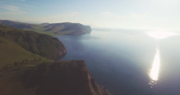 Reflectie van de zon in een Baikal lake. Drone video — Stockvideo