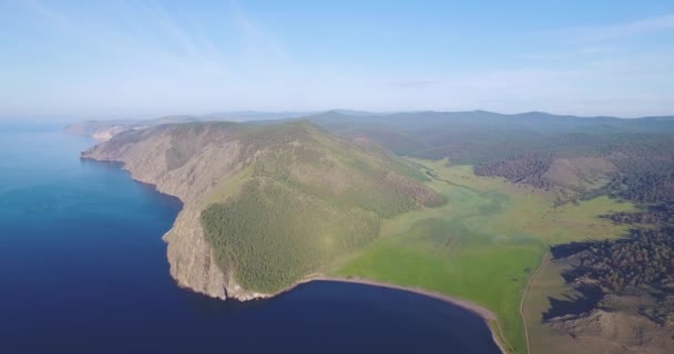 Vista maestosa di una riva del lago di Baikal — Video Stock