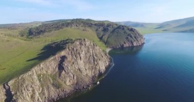 İnsansız hava aracı kayalık uçurumun kenarında uçuyor.