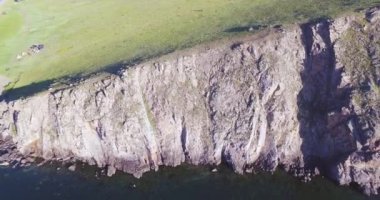 Dron dairesel uçuşu uçurumun üzerinde