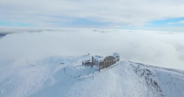 Observatoriet på toppen av ett berg — Stockvideo