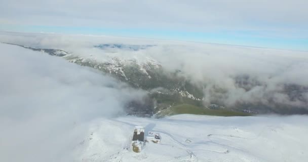Drone vuela desde el observatorio de montaña — Vídeo de stock
