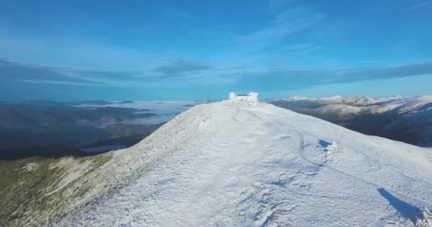 Παρατηρητήριο στην κορυφή ενός βουνού. Drone βίντεο — Αρχείο Βίντεο
