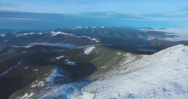 Pan de las montañas Cárpatas desde el cielo. Extremo tiro largo, drone video . — Vídeos de Stock