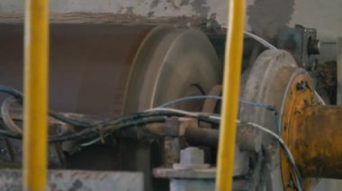 Büyük metal şaft dönüyor