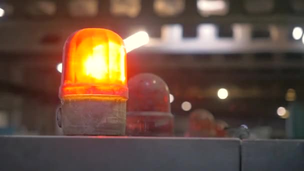 Rode waarschuwing lampen in een fabriek — Stockvideo