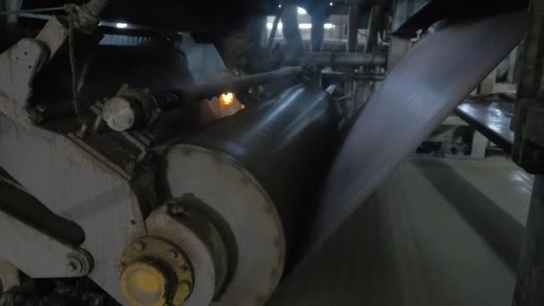 Papper och kartong fabrik, spinning skaft — Stockvideo