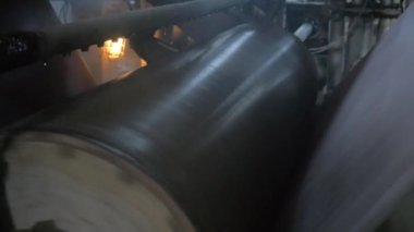 Kağıt yapım makinesi. Üretim hattı