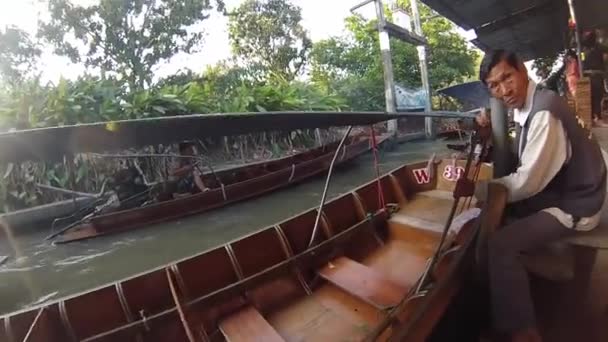 30 de enero 2012 Tailandia. Río Kwai. Mercado flotante. Tour para turistas en el río. Viajar a Tailandia . — Vídeo de stock