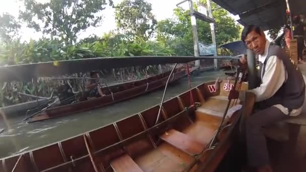 30 januari 2012 Thailand. River Kwai. Drijvende markt. Tour voor toeristen op de rivier. Reizen naar Thailand. — Stockvideo