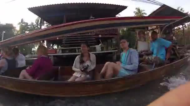 2012 年 1 月 30 日タイ。ボートの旅。クウェー川。地元の水市場 — ストック動画