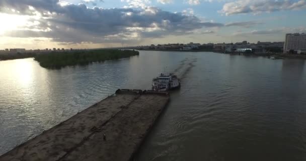 Barge drijft op de rivier in de stad van Moermansk. Schieten vanuit een quadcopter uitzicht vanaf de voorzijde — Stockvideo