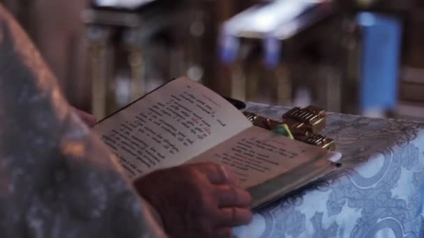 Αγία Γραφή Είναι Στα Χέρια Του Ιερέα Μια Προσευχή Που — Αρχείο Βίντεο