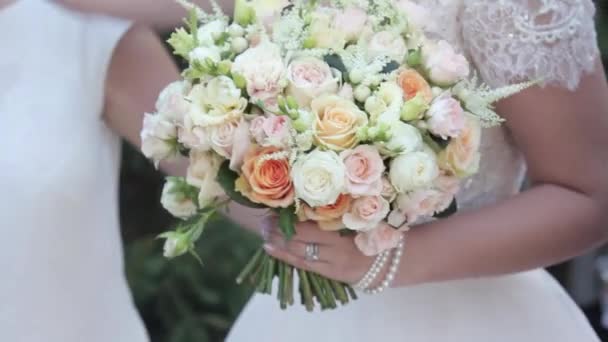 Las flores a las novias por las manos el día de la boda — Vídeos de Stock