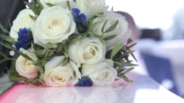 Букет квітів з троянд. стрілянина в русі. день весілля — стокове відео