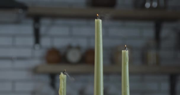 Velas apagadas va humo — Vídeos de Stock