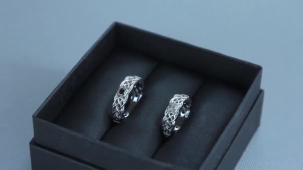 Свадебные кольца в коробке — стоковое видео