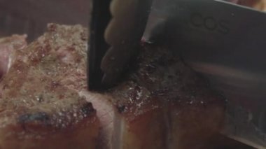 Kızarmış et, biftek closeup sulu dilim. Parçalar halinde bir bıçak ile kesmek