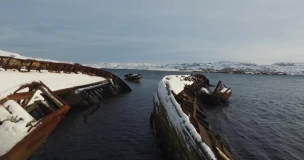 Είναι τα βυθισμένα πλοία στο νερό στην όχθη. Εναέρια γυρίσματα χειμερινής περιόδου — Αρχείο Βίντεο