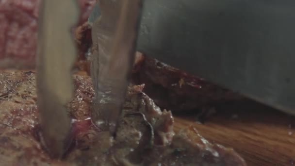 烤多汁的牛排切特写镜头。很好吃 — 图库视频影像