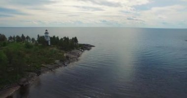 deniz feneri cape karşı büyük göl üzerinde hava uçuş 