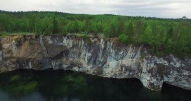 turistler Gölü tekne ile uçurumun üzerinde hava orman glade