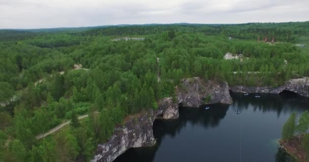 Воздушное зеркало озера с белой скалой крутой лесной берег — стоковое видео