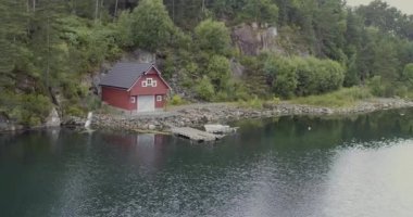 harika bir manzara küçük kır evi ile iskele Fiyordu kıyısında 