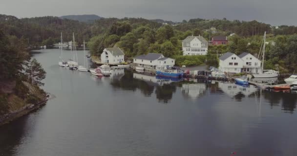 Letecký pohled na domy na pobřeží fjordu s čluny jachty na mola — Stock video