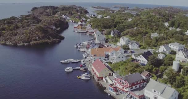 Повітряне накопичення островів з будинками серед морської бухти — стокове відео