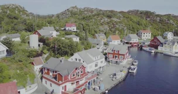 Voo próximo sobre casas à beira-mar fiorde e água azul — Vídeo de Stock