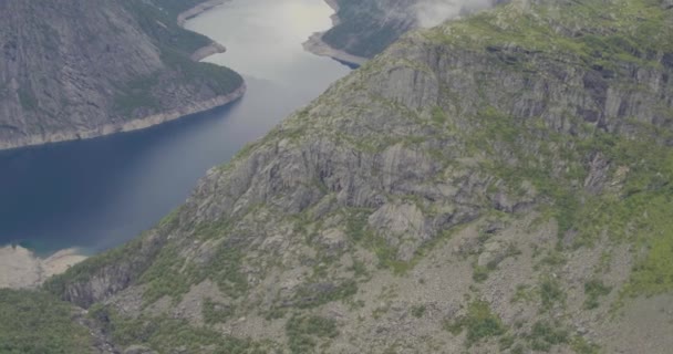 Fiordo serpenteante aéreo entre montañas cubiertas de nubes — Vídeo de stock