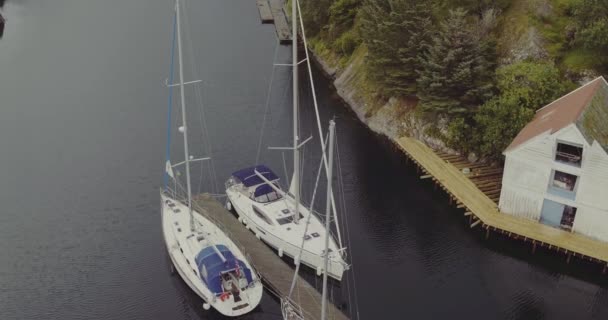 Jacht werpen op houten vlonder jachten op pier in fjord — Stockvideo