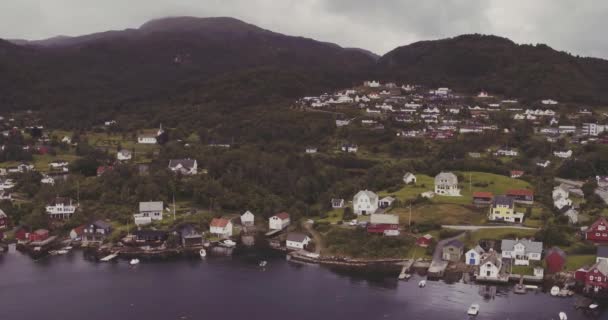 Luftpanorama Malerisches Dorf Mit Weiß Roten Häusern Verstreut Der Fjordküste — Stockvideo