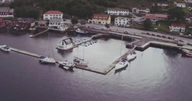 ahşap iskeleler tutuyor Fiyordu kıyısında Yatlar ile havadan Köyü