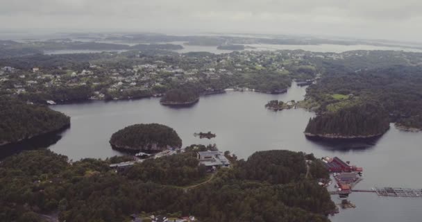 Fjordküsten mit Dörfern vor nebliger Skyline — Stockvideo